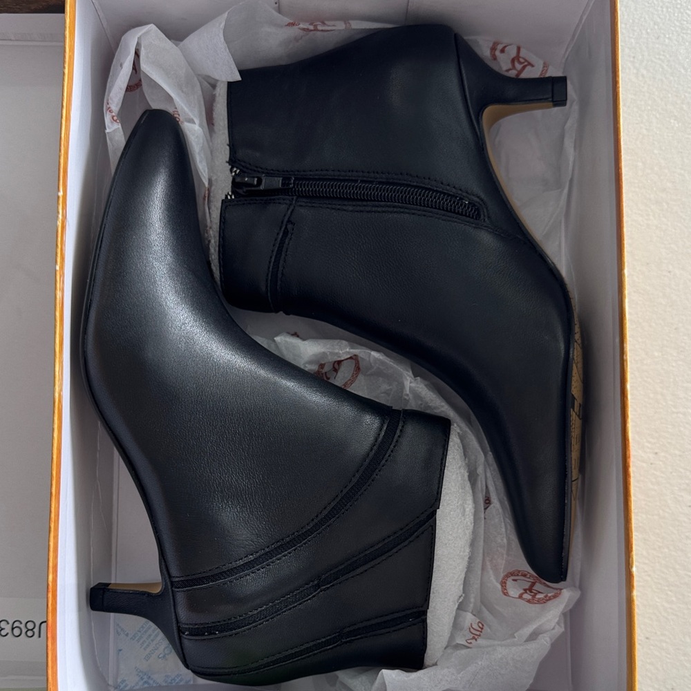 Bella Vita Leather Sleek Black Ankle Booties